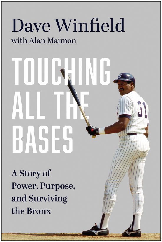 Dave Winfield, in New York Yankees uniform nummer 31, houdt een honkbalknuppel vast. Tijdloze tekst op de kaft: 'Touching All The Bases'.