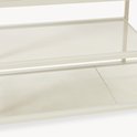 Crèmekleurige, metalen gaasplanken van een schoenenkast.