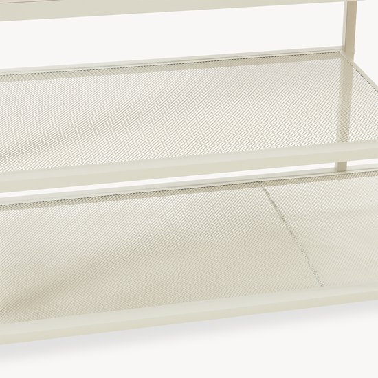 Crèmekleurige, metalen gaasplanken van een schoenenkast.