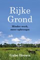 Boekcover met de titel 'Rijke Grond' in grote witte letters. Op de achtergrond een groen veld met koeien en een blauwe lucht.
