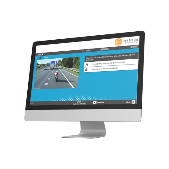 Computer die een theorie-examen toont over de exit-rijstrook en het gebruik van de richtingaanwijzer. Een motorrijder is zichtbaar op het scherm.