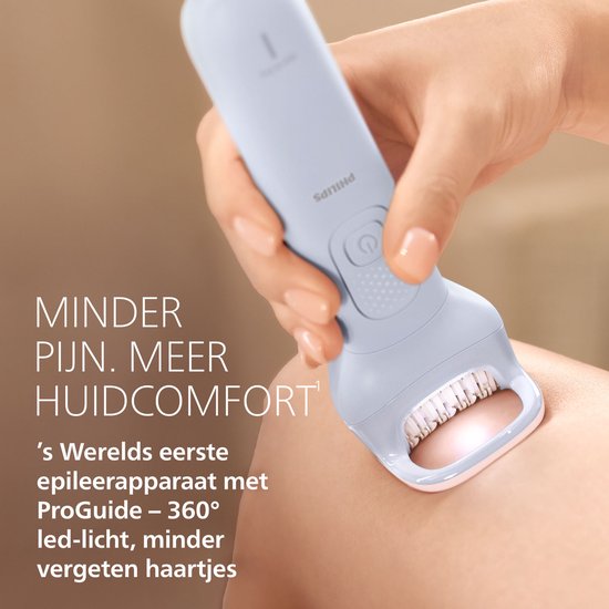 Close-up van vrouw die been epileert met lichtblauwe Philips epilator en Opti-light