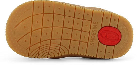 De rubberen zool van een witte kindersneaker met het Shoesme logo in reliëf.