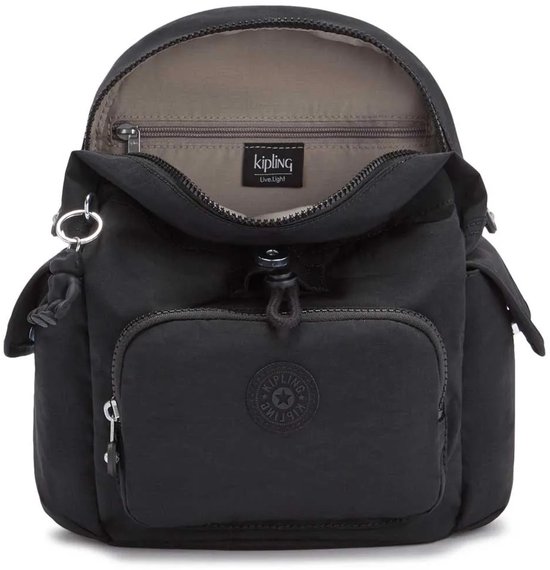 Zwarte Kipling rugzak, open met Kipling logo aan binnenzijde.