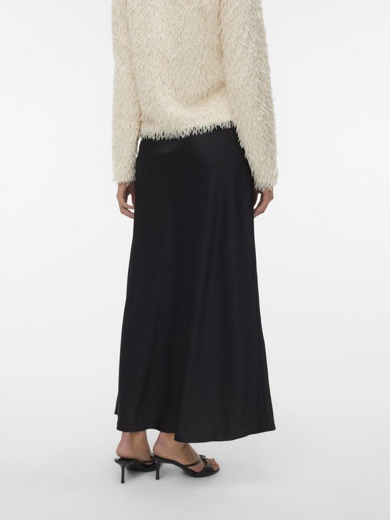 Mannequin vu de dos portant une veste en tricot duveteuse blanc cassé et une jupe longue noire en satin.