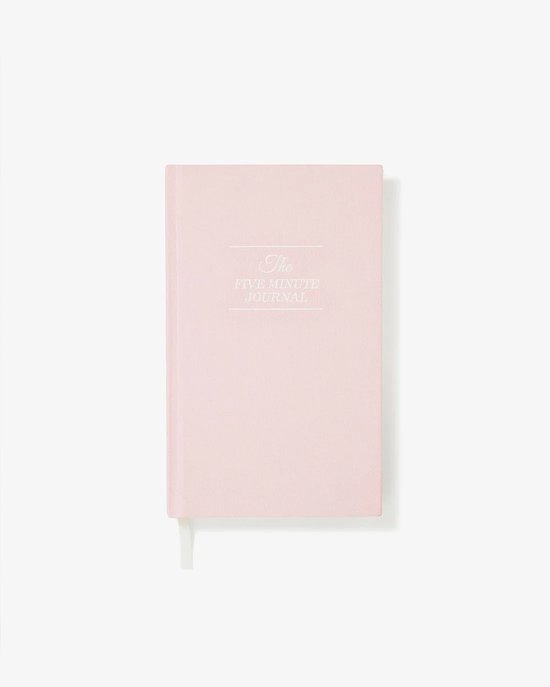 Blushroze 'The Five Minute Journal' met witte tekst en wit lint, op een witte achtergrond.