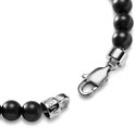 Sluiting van een armband van zwarte onyx kralen, met zilverkleurige details.