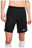 Short de sport noir avec logo Nike, porté par un homme.