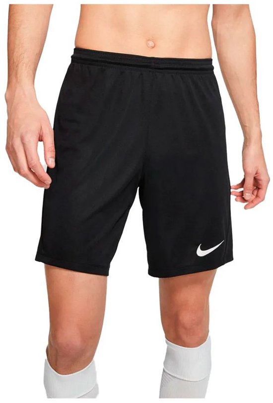 Short de sport noir avec logo Nike, porté par un homme.