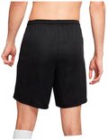 Vue arrière d'un homme portant un short de sport Nike noir. Le short a une ceinture élastique.