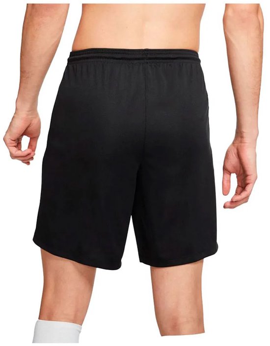 Vue arrière d'un homme portant un short de sport Nike noir. Le short a une ceinture élastique.