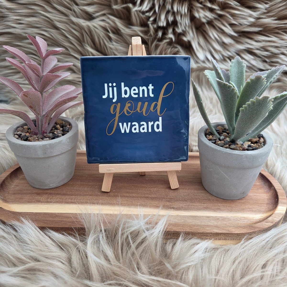 CreaCraft Robuust Wenstegeltje Jij Bent Goud Waard – Hip trendy tegeltje – Cadeau voor Vriendin, Juf, Zorgheld of Collega – Zomaar – Trendy nu – Deco – Stijlvolle Wanddecoratie – Decoratief Tegeltje met Standaard – Cadeau Idee Donkerblauw