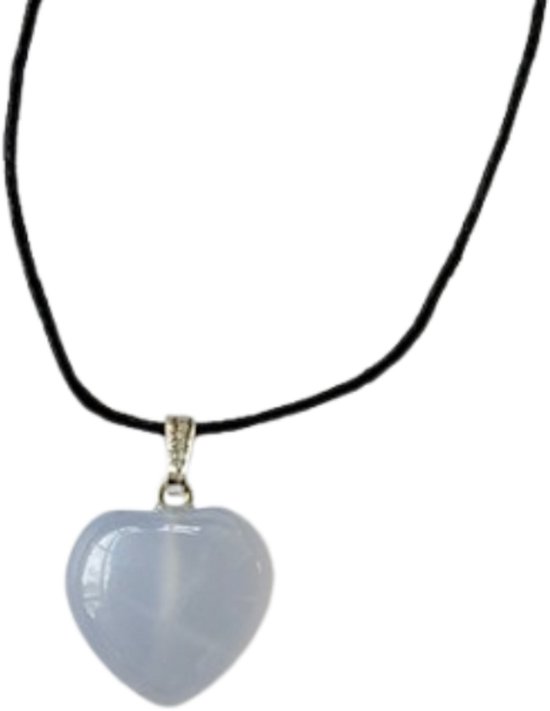 Lichtblauwe, hartvormige chalcedoon hanger aan een zwart koord.