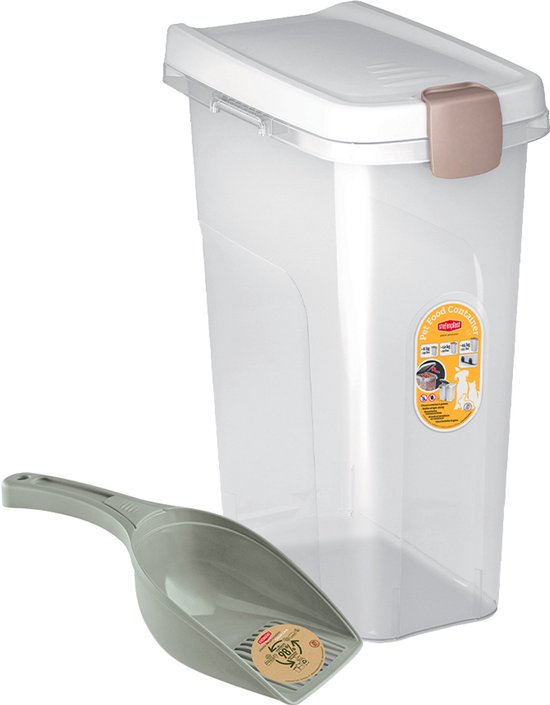Contenant à nourriture transparent de 25 L avec fermeture beige et une pelle à côté. Le contenant comporte une étiquette jaune avec des illustrations de chiens et de chats.
