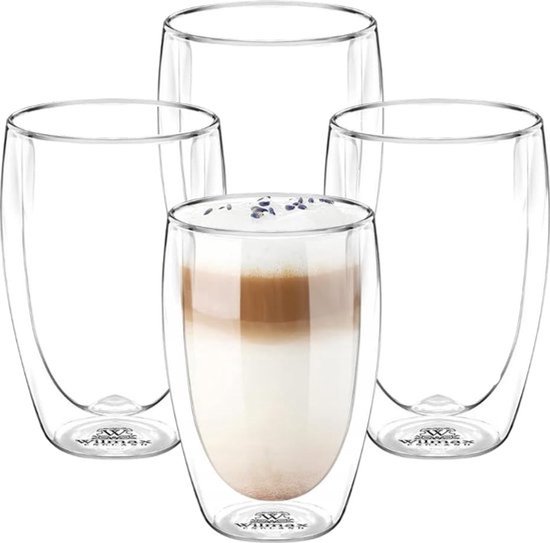 Quatre verres à double paroi, dont un rempli d'une boisson au café en couches.