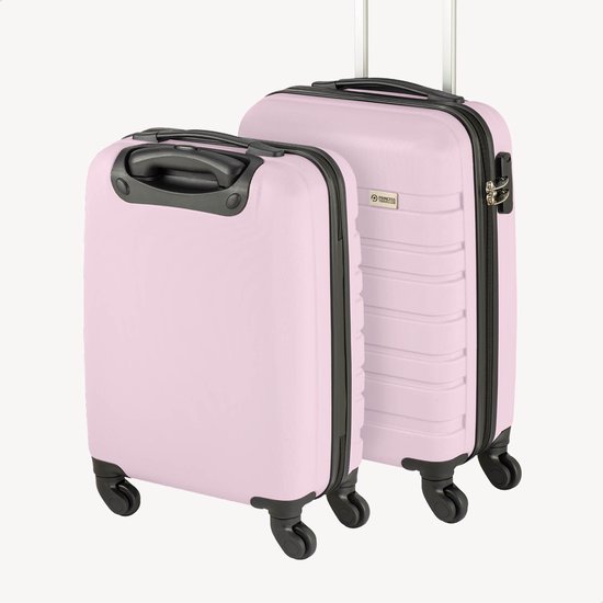 Twee lichtroze koffers, een grotere en een handbagage koffer, naast elkaar.