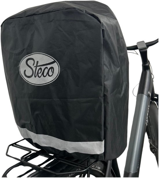 Zwarte Steco regenhoes met reflecterende strip, geplaatst op een fietsendrager.