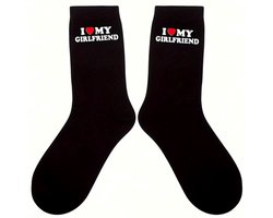 Valentijn Cadeau voor Vriend/Vriendin – “I Love My Girlfriend” Sokken – Grappig Liefde Cadeau voor Partner – Zwarte Unisex Sokken