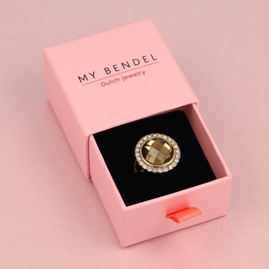 Boîte cadeau rose contenant des bijoux My Bendel, avec une bague dorée ornée de citrine fumée et de cristaux.