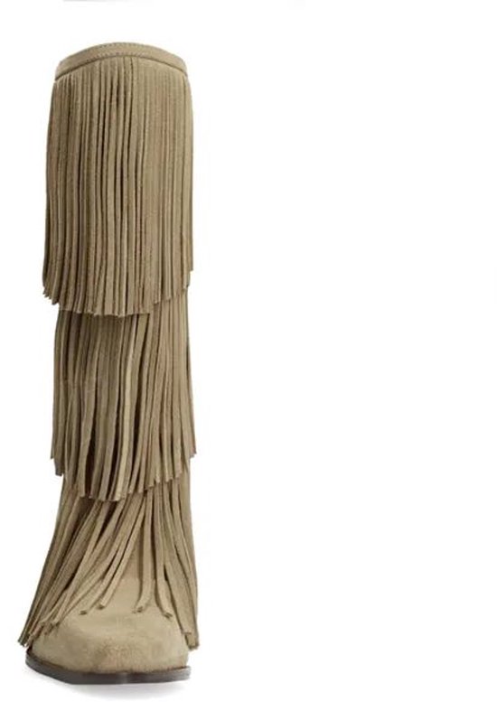 Beige suède laars met drie lagen franjes, voorkant zichtbaar.