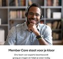 Vrolijke klantenservice medewerker met headset en bril.