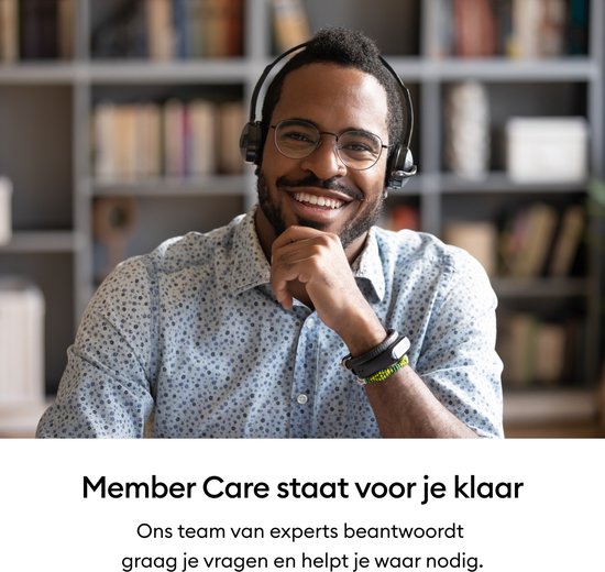 Vrolijke klantenservice medewerker met headset en bril.