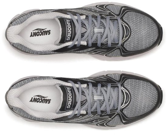 Bovenkant van twee grijze en zwarte hardloopschoenen met witte veters en Saucony logo.