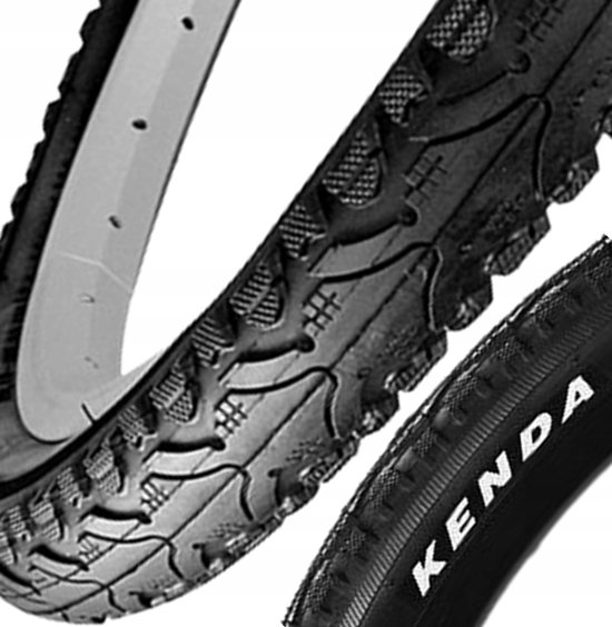 Detail van een zwarte Kenda fietsband met grof profiel en"KENDA" in witte letters.