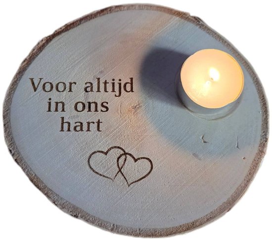 Houten schijf met gegraveerde tekst 'Voor altijd in ons hart' en twee harten. Een brandend waxinelichtje staat op de schijf.