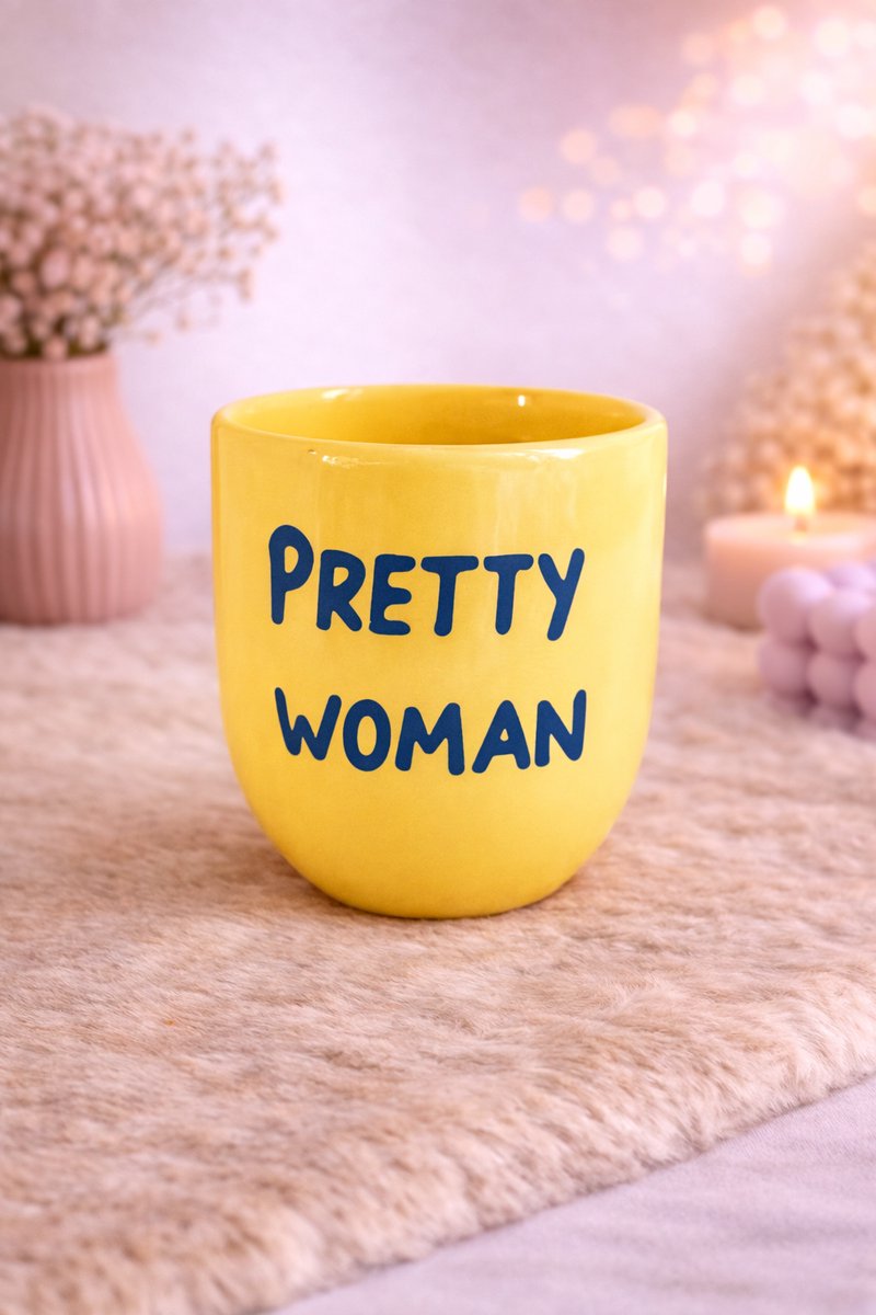 Mok ‘Pretty Woman’ – Geel & Gedurfd | Viva Femme | Koffiemok | Theemok | Mok met tekst | Keramiek | 300 ml | Cadeau | Geel