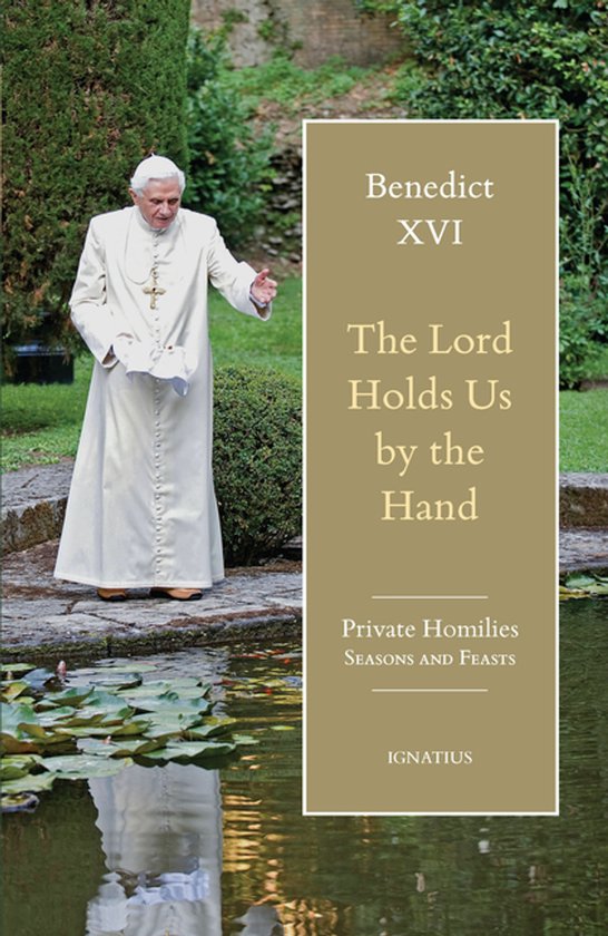 Benedictus XVI in een witte pauselijke outfit, met tekst 'The Lord Holds Us by the Hand'.