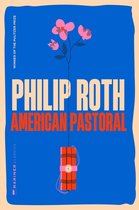 Boekomslag voor 'American Pastoral' van Philip Roth met een blauwe achtergrond en een gestileerde tak met roze bloemen die aan een bom is bevestigd.