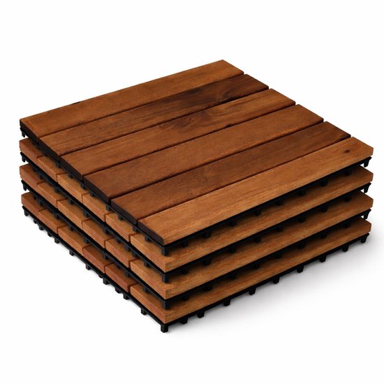 Stapel van 4 houten terrastegels met zwarte kunststof klikverbindingen. Natuurlijke houtkleur.