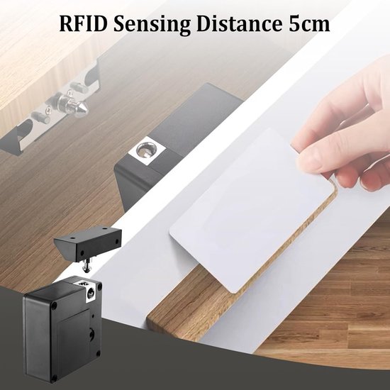 Een hand houdt een witte RFID-kaart dicht bij een kastdeur om een verborgen elektronisch slot te activeren, met de tekst 'RFID Sensing Distance 5cm'.