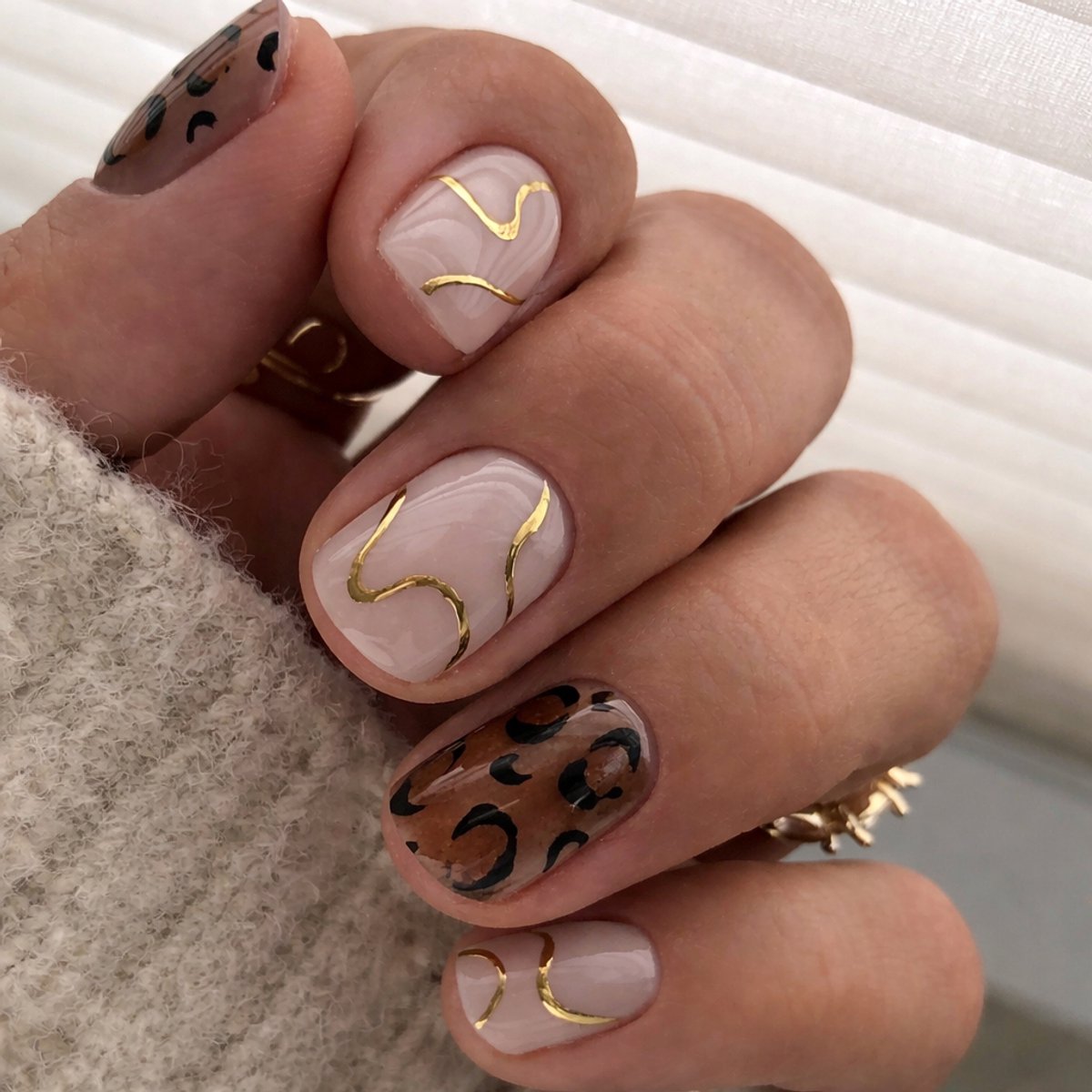 Plaknagels - panter - goud - nailart - nude - press on nails - kunstnagels - korte plak nagels - nepnagels- nagelset- zelfklevende nagels- zonder lijm - fake nails-