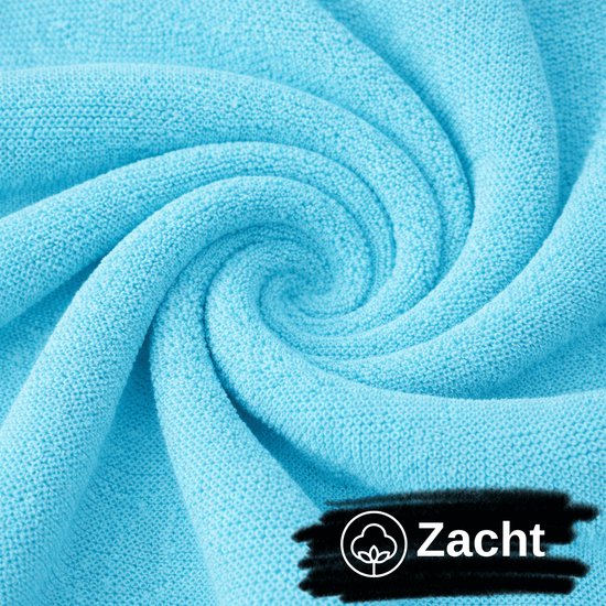 Close-up van een zacht, lichtblauwe handdoek in een spiraalvorm. Met tekst: Zacht.
