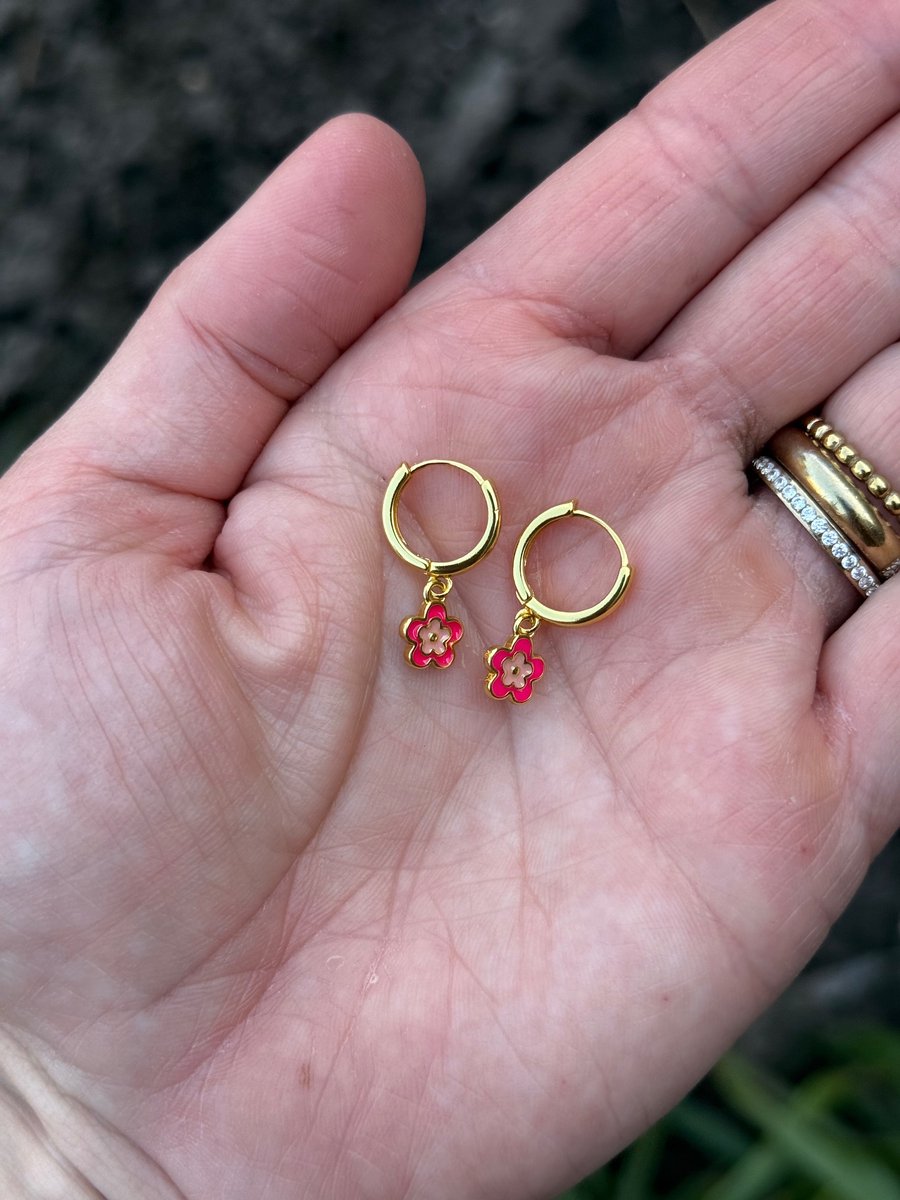 Kinderoorbellen – Stainless Steel - Bloemen oorbellen - Gouden oorbellen meisjes - Meisjes oorbellen - Oorbel ringetjes bloem – Oorbel hanger bloem- Cadeautje meisje - Oorbel bloem knal roze