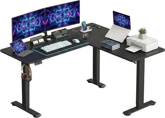 Zwart L-vormig zit-sta bureau met twee laptops, twee monitoren, toetsenbord, muis, printer en koptelefoon.