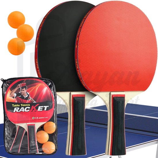 Tafeltennisset met twee batjes (rood en zwart) en drie oranje ballen in een hoes, op een tafel.