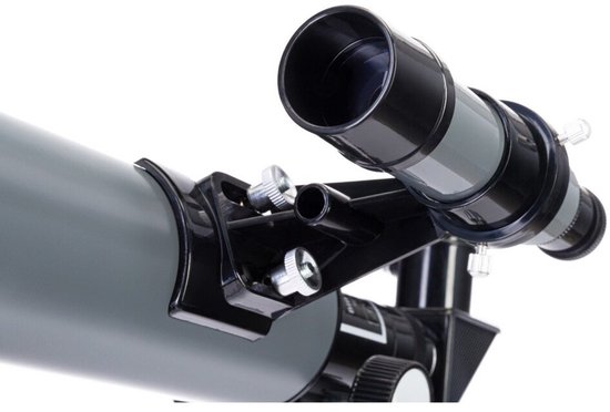 Gedetailleerd beeld van de oculairhouder van een grijze telescoop.