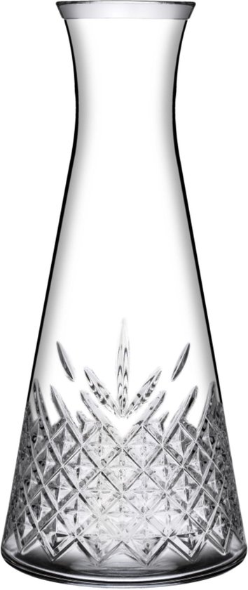 Glazen karaf met een diamantpatroon aan de onderkant en een taps toelopende hals.