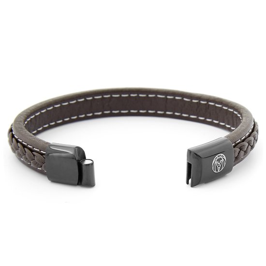 Bruine leren gevlochten armband met witte stiksels, openklapbare zwarte sluiting met leeuwenlogo.