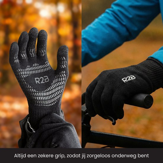 Drie kwart close-up van een hand met zwarte R2B handschoen met antislip patroon en een hand op een fietsstuur.