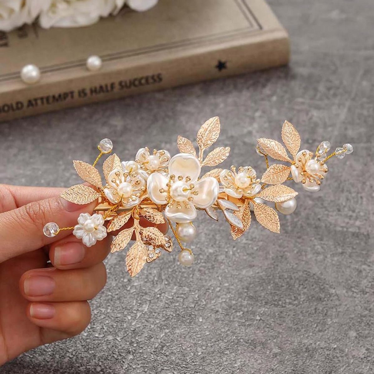 Elegante Gouden Bruidshaarspeld met Bloemen en Parels - Bruiloft Haaraccessoire voor Vrouwen