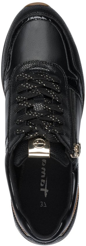 Bovenkant van een zwarte Tamaris sneaker met veters, ritssluiting en gouden details.