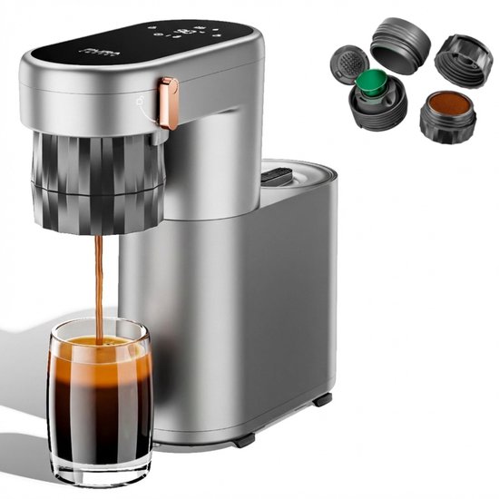 Zilverkleurige mini-espressomachine met espresso die in een glas loopt. Losse capsules ernaast.