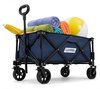 Donkerblauwe bolderkar gevuld met handdoeken, een strandbal en een gele paraplu.