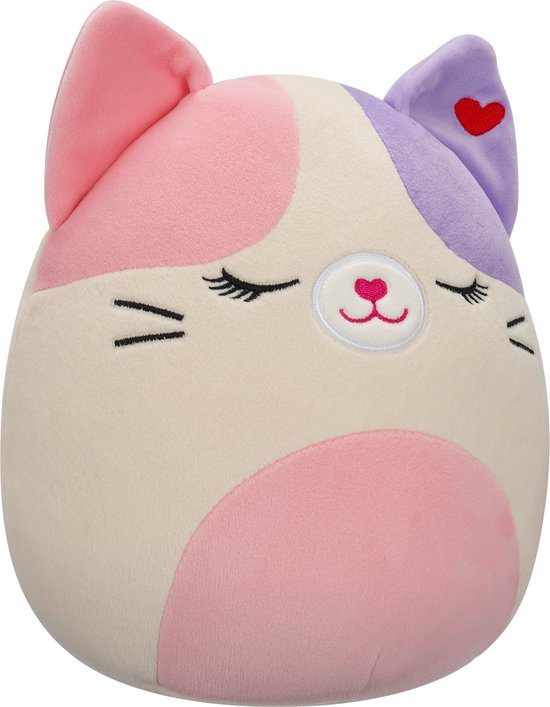 SQUISHMALLOW VALENTIJNSDAG - 19cm Plush Nell - Pink And Purple Calico Cat W/Pink Belly, Closed Eyes and Heart