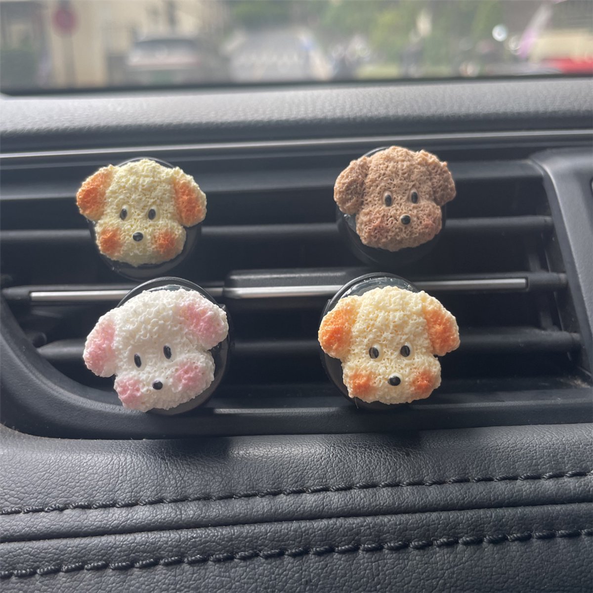 TLVX 4 stuks Leuke 3D Honden Kop Autoparfum / Luchtverfrisser voor auto / Frisse Geur / Bloemig / Citroen / Oceaan / Geurstokjes / Uniek Design Pomeriaan / Fris Interieur / Lekker Auto Luchtje / Car diffuser / Air Freshener / Kees Hondje Auto Parfum