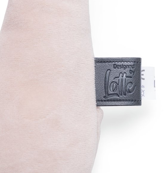 Zwarte 'Designed by Lotte' label op een beige knuffel.